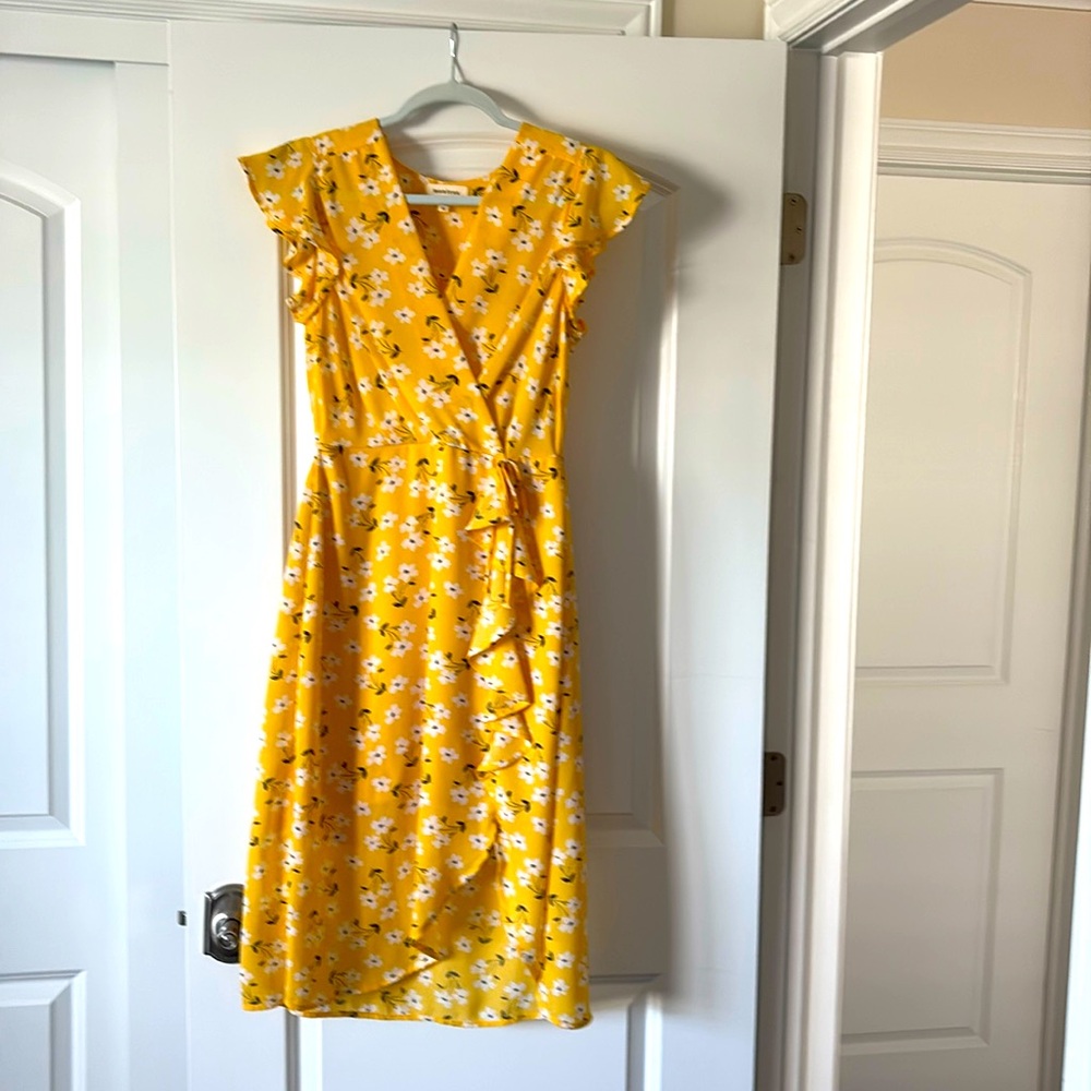 Monteau Dress Wrap Style Women's Size M lined yellow Floral Party Date Flirty
